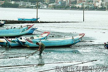 船工辛苦的工作，無論早晚或下雨